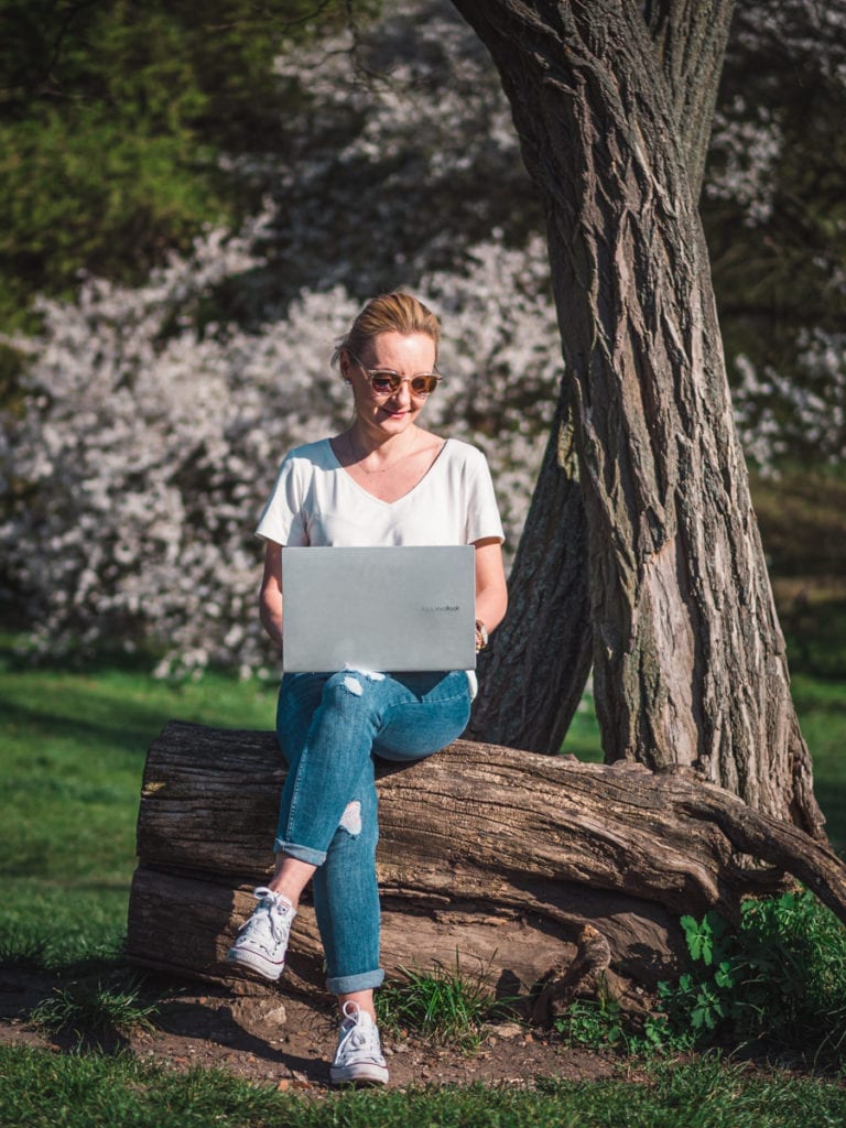 Laptop w podróży