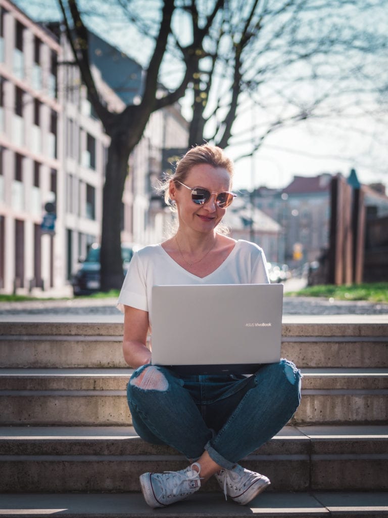 laptop w podróży